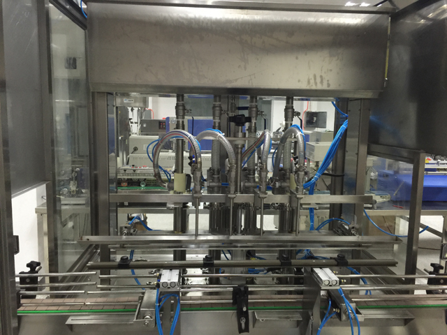 makineri mbushëse me katër koka.jpg