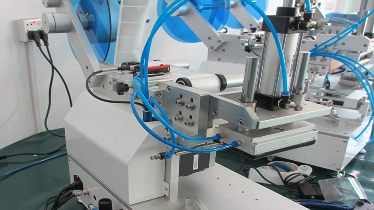 Makinë për etiketimin e qeseve plastike gjysmë automatike për sipërfaqe të sheshtë