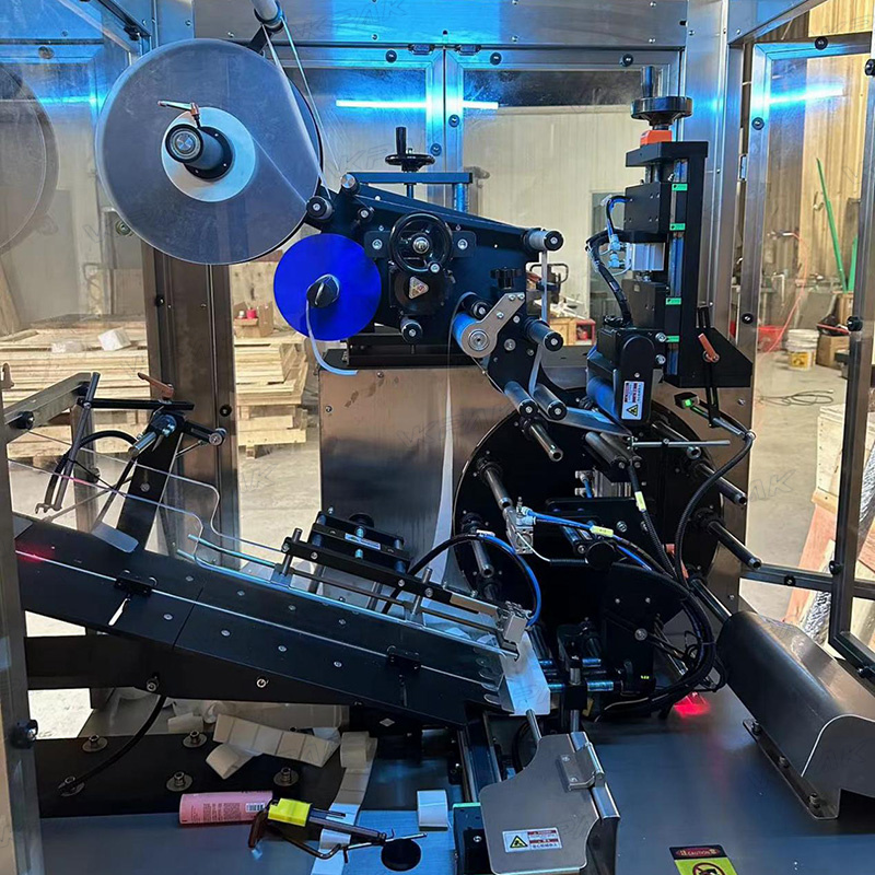 Makinë automatike etiketimit të tubave të buta plastike me sistem të ushqyerjes së tubave