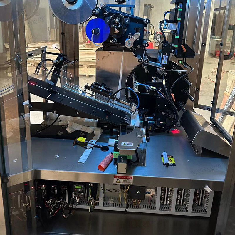 Makinë automatike etiketimit të tubave të buta plastike me sistem të ushqyerjes së tubave