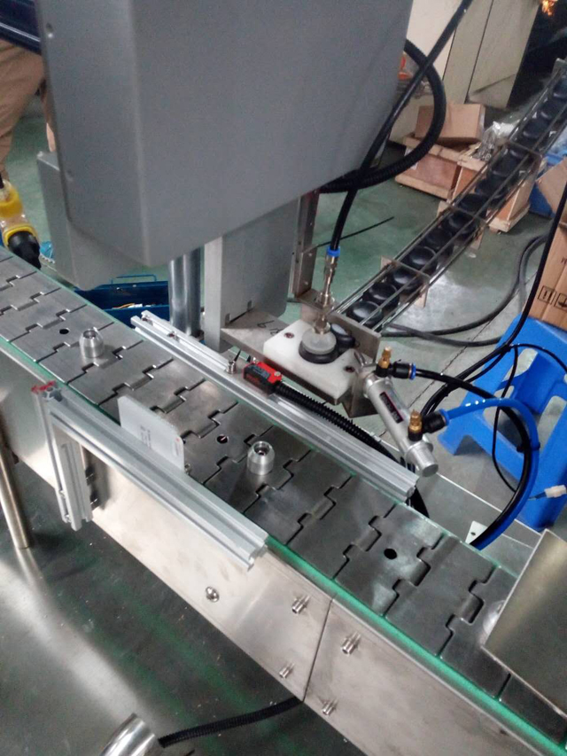 fotot që ushqejnë robotin me kapele.jpg