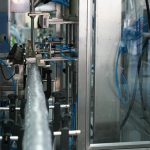 Makinë mbështjellëse automatike për mbushjen e shisheve për etiketimin e kartonit