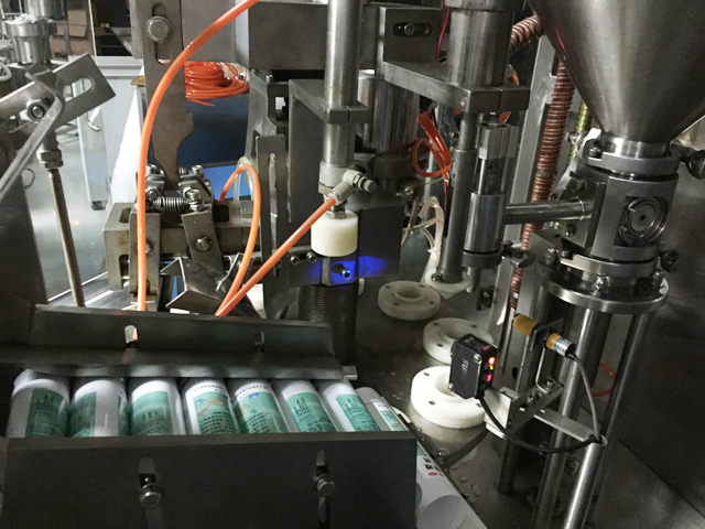 tubes holding feeding system sistem automatik i furnizimit me tuba për mbushje vulosje.jpg