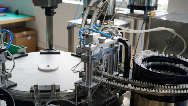 Mbushja e lëngut ROTARI në shishe plastike.jpg