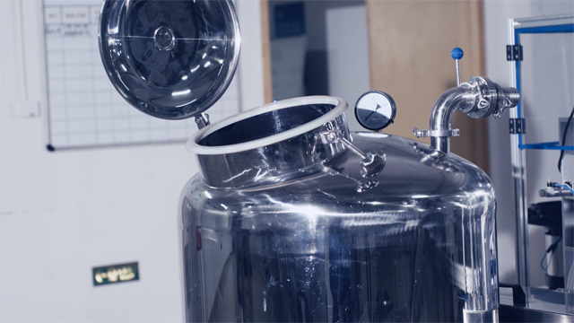 rezervuari inox për xhel.jpg