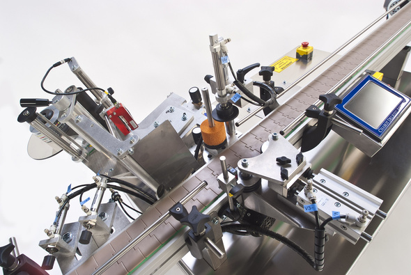 round bottle labeler equipment pajisje për etiketimin e shisheve të rrumbullakëta.jpg