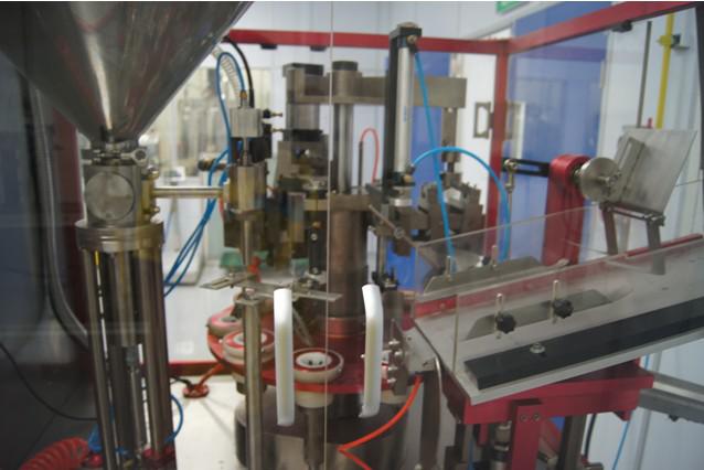 automatic tubes filling sealing machine for toothpaste rezervuari i magazinimit.jpg