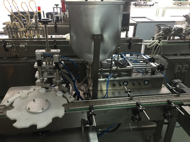 makina mbushëse e dy kavanozëve.jpg