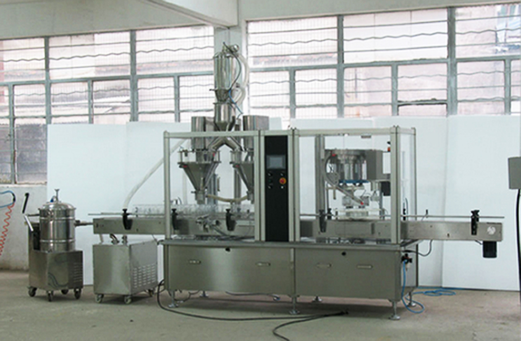 2 heads filling capping machine pharma bottles Makine paketimi pluhur me dy koka.jpg