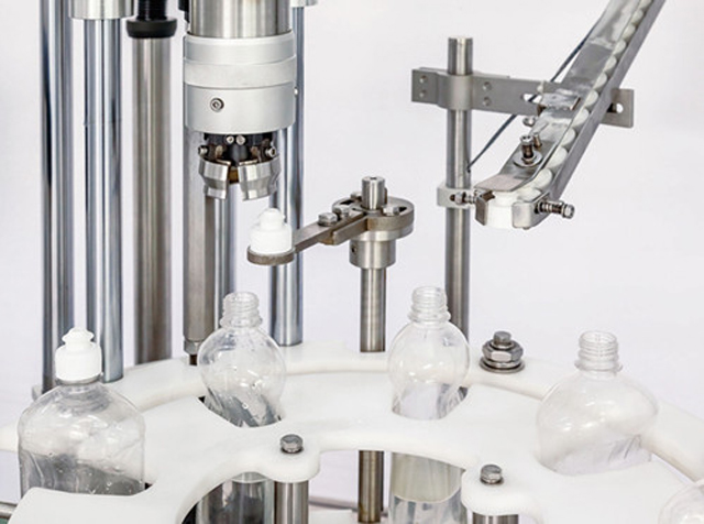 capping head close shot detajet e makinës me kapak të vetëm.jpg