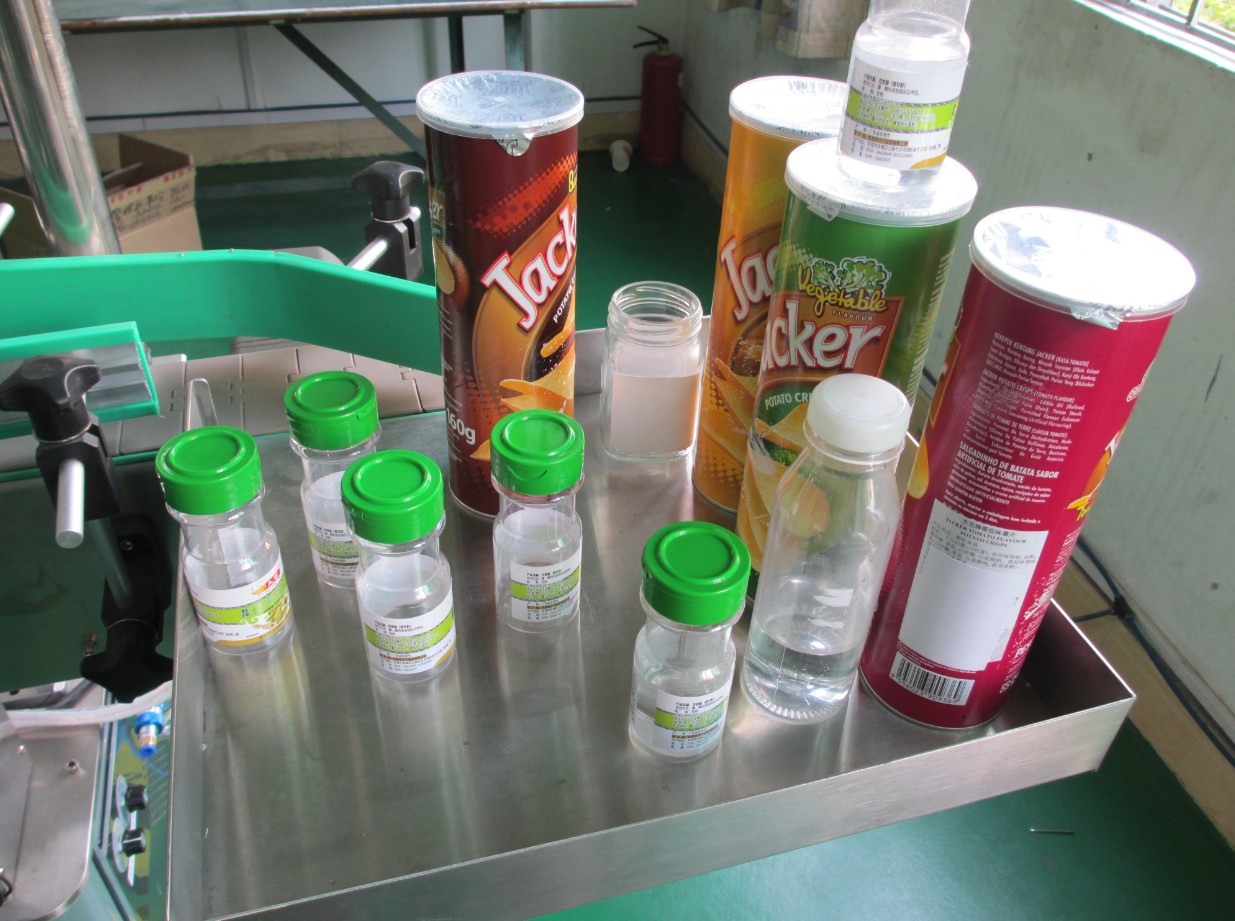 automatic vertical round bottle labeling equipment Etiketuesi i kanaçeve të rrumbullakëta ETIKETTIERMASCHINE.jpg