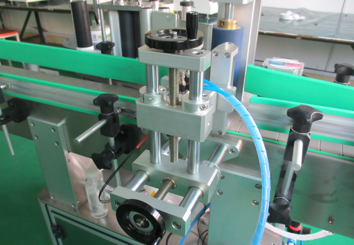 labeling machine with positioning system PAJISJET E EDITIMIT BOTLES PLC.jpg