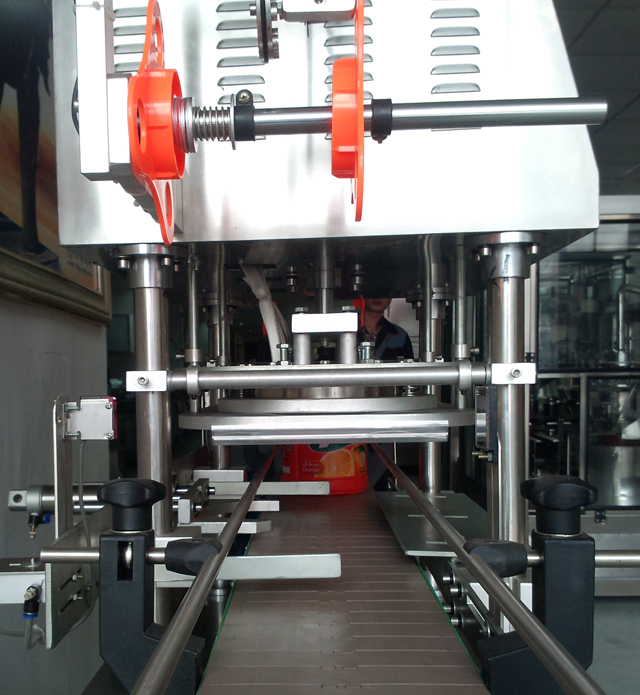 conveyor belt for jars sealing machine rul për ngarkim filmi.jpg