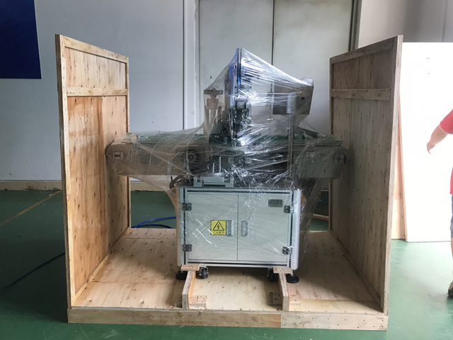 makinë etiketimit të buzëkuqve.jpg