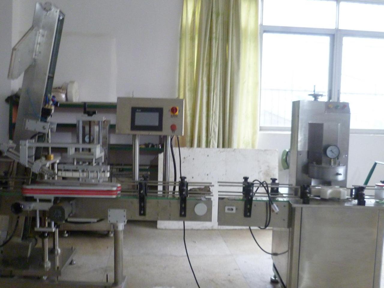 vacuum capping machine with cap placement kapak vakum për kavanoz qelqi.JPG