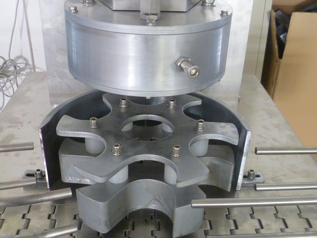 rotary vacuum capper machinery koka rrotulluese e makinës mbuluese me vakum.JPG