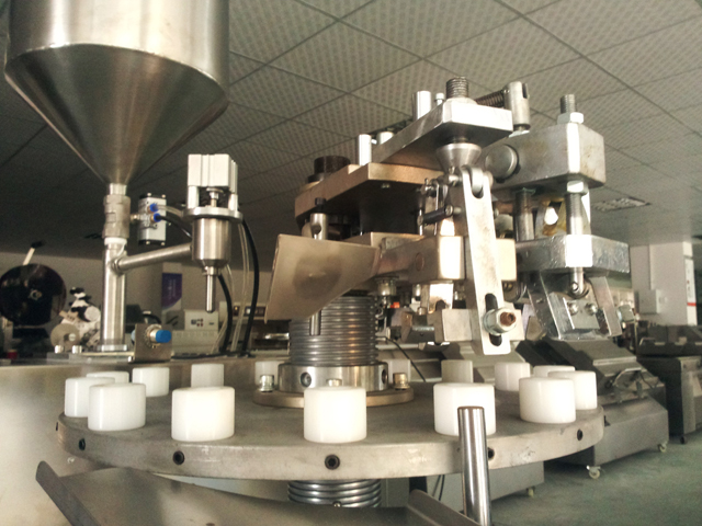 metal tubes filling folding machine makineri mbyllese per mbushjen e tubave ne stok.jpg