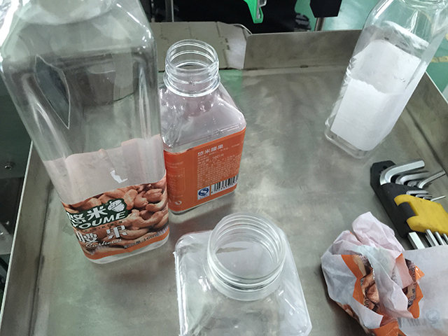 FLAT Bottles makineri etiketimi rrotullat e etiketave (2).jpg