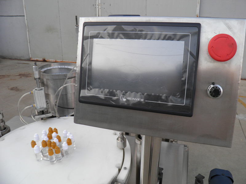 filling plugging capping labeling production line Etiketimi i mbulesës së mbushjes së shisheve të lëngshme PLC.jpg