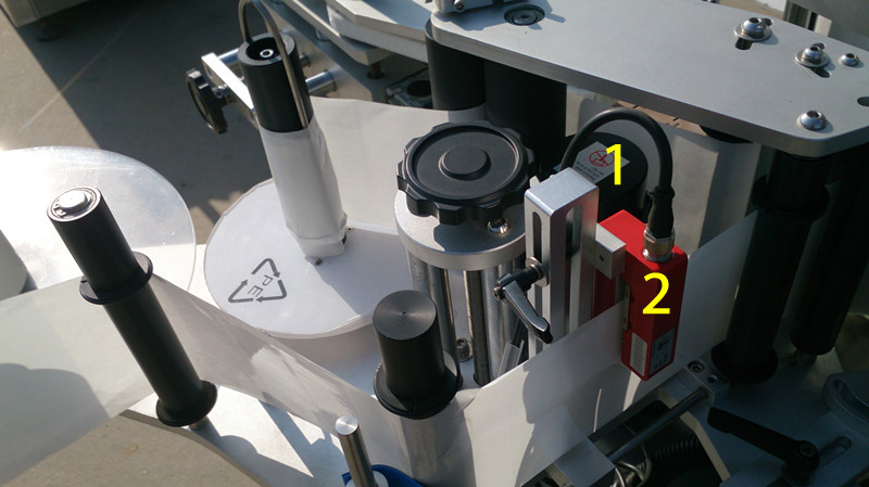 labeling machine for E liquid small bottles etiketimi për E lëngët mbyll fotot.jpg