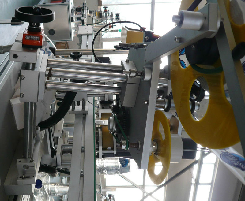 Makinë ngjitëse etiketash vetëngjitëse me dy anët lart poshtë