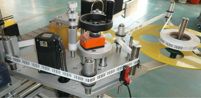 Makinë ngjitëse etiketash vetëngjitëse me dy anët lart poshtë