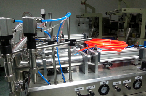 liquid filling machinery semi automatic mbushës i lëngshëm horizontal plotësisht pneumatik.jpg