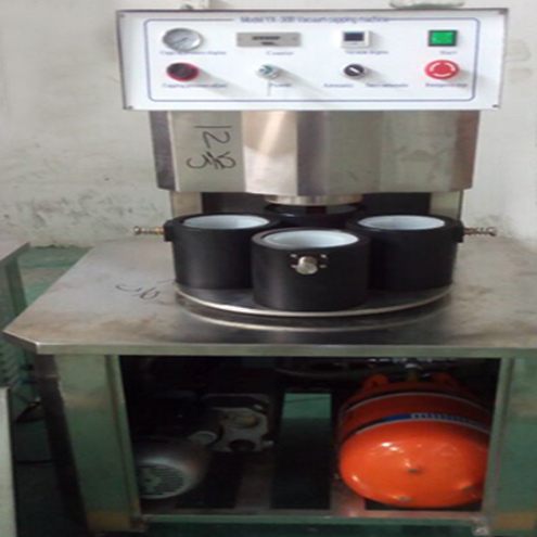 illustration of vacuum capping machine semi automatic ilustrim për mbulimin me vakum.jpg