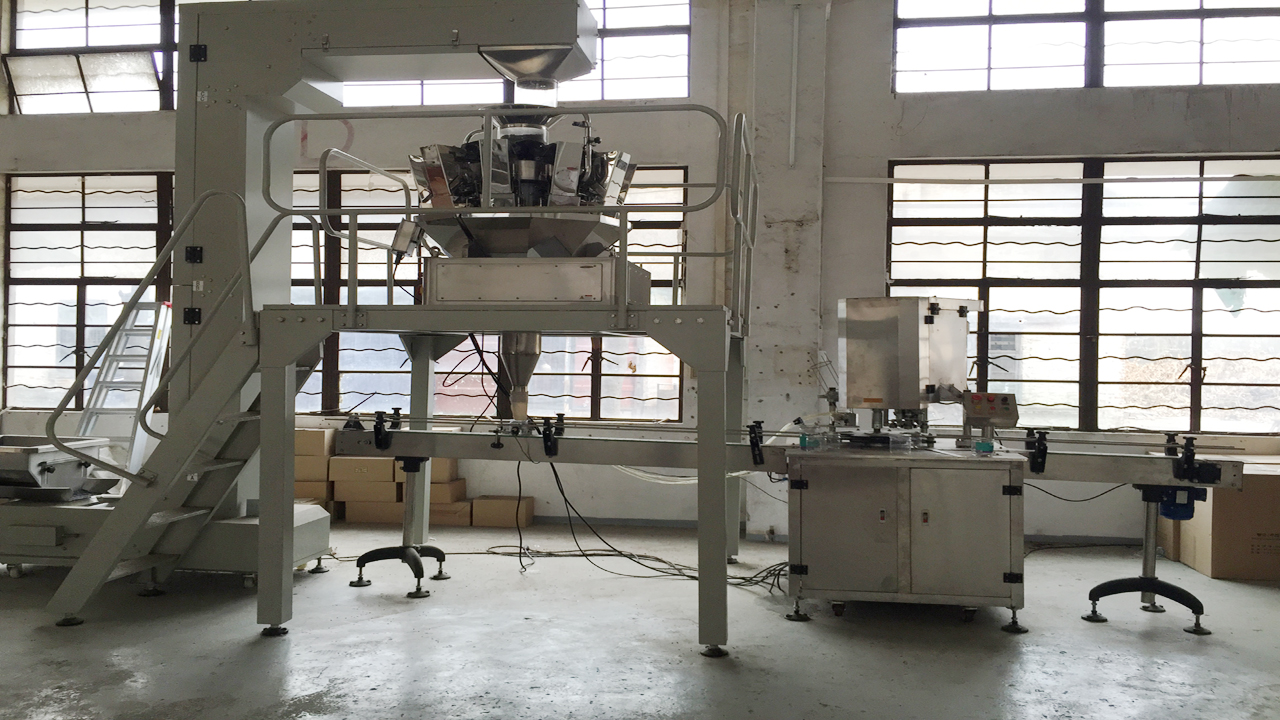 makina mbyllëse për mbushjen e kanaçeve.jpg