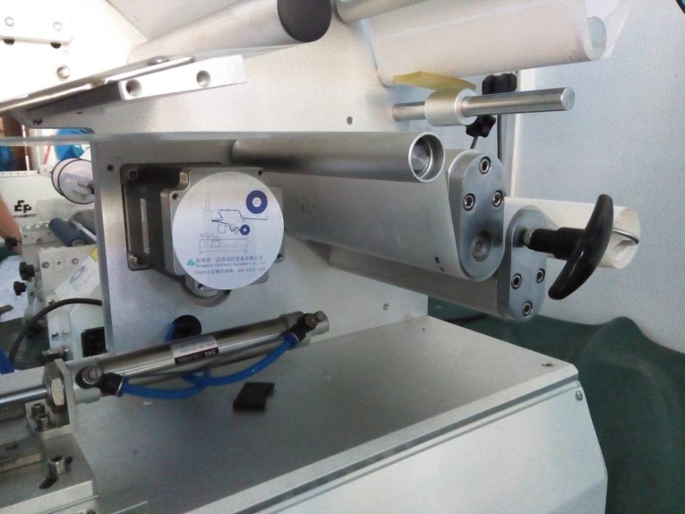 close shot for labeling machines makina gjysmë automatike të etiketimit me rrotullim.