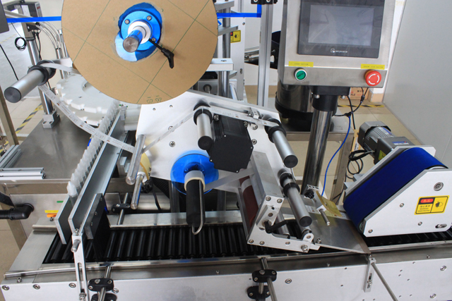 rolling bars from horizontal labeling machine rrip sinkron për rrokullisje shishe.jpg