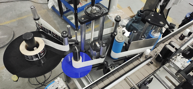 makinë ngjitëse etiketimi.JPG