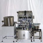 Makinë për mbushje dhe shtypje për mbushjen e shisheve të vogla me vaj për kujdesin e flokëve