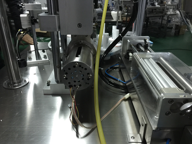 ultrasounic generator Mbushje mbyllëse me ultratinguj për tuba paste.jpg