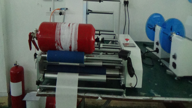 pajisje etiketuese për produkte zjarrfikëse.