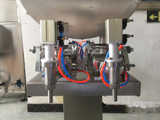 two filling nozzles pneumatic filler equipment gryka dy.jpg