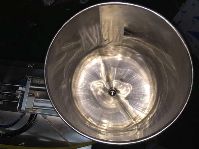 filling hopper for filling sealing plesht mbushës për mbushës me ultratinguj.jpg