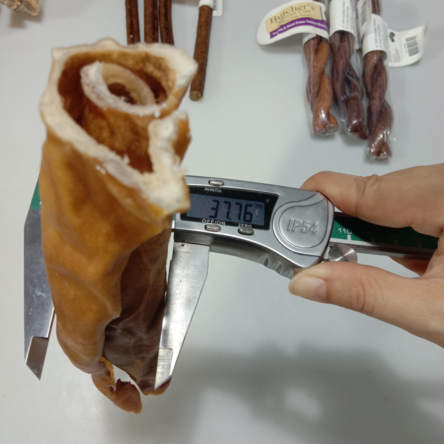 mostrat e ushqimit të qenve për etiketim.jpg