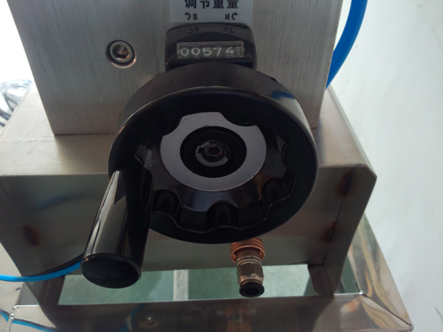 liquid filling machine semi automatic Pajisje mbushëse shampo.jpg