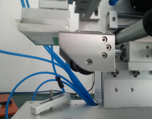 semi automatic flat bottles labeling equipment Makinë etiketimi të sheshtë me PLC të avancuar (2).jpg