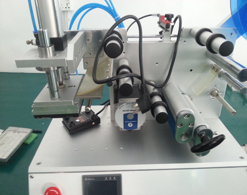 flat surface labeling equipment semi automatic pajisja e etiketës me sipërfaqe të sheshtë (3).jpg