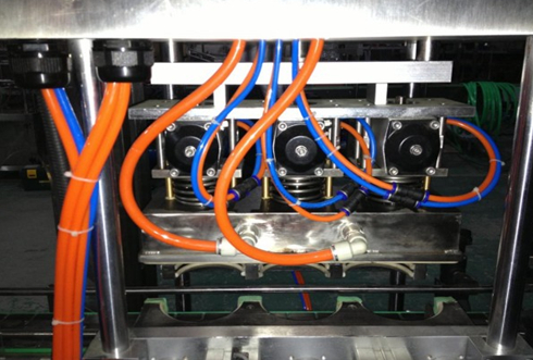 vacuum capper linear kokat e mbulimit me vakum pjesë mbyllje shot.jpg