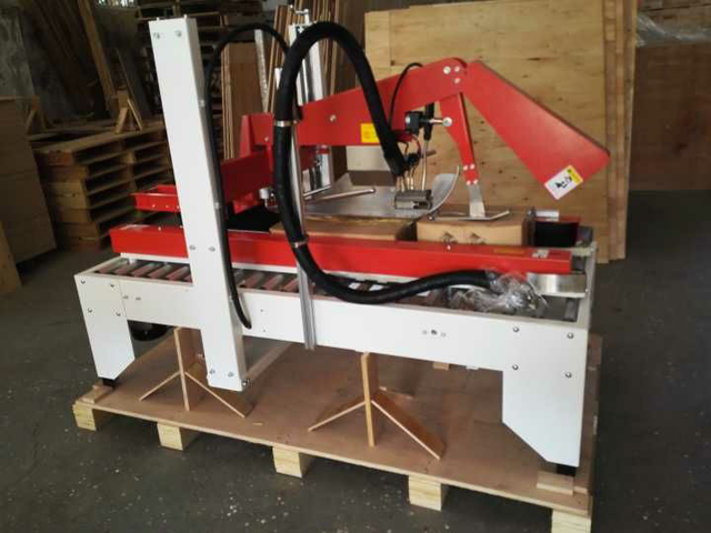 Makinë për vulosjen e kartonit me ngjitës të nxehtë.jpg