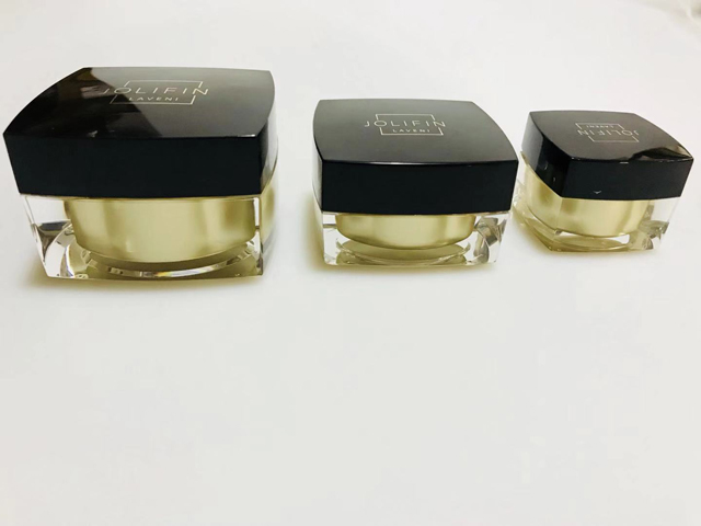 kavanoza të zeza katrore për mbylljen e kapakut